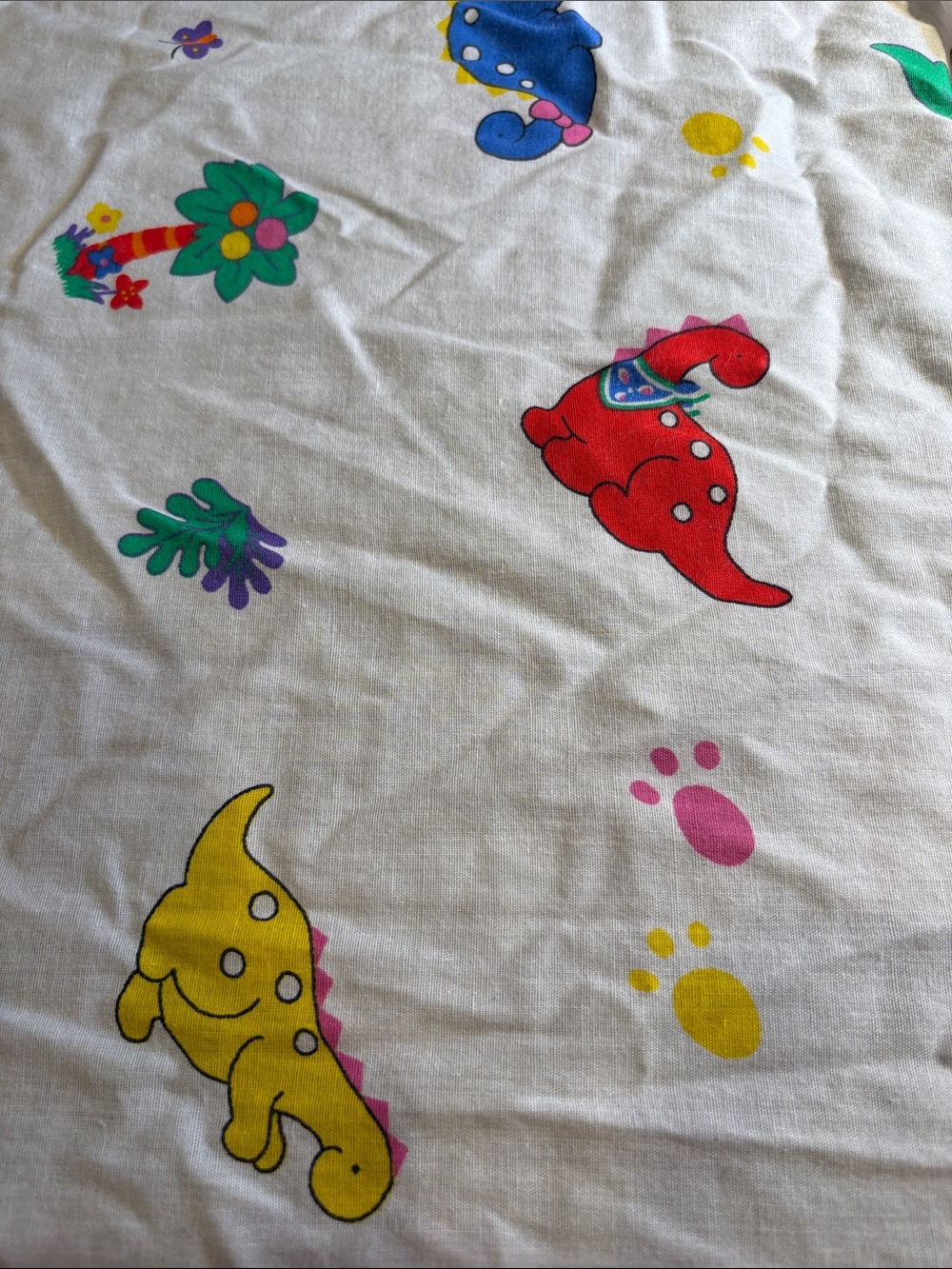 Vintage 90’s Kids Dinosaur fitted crib sheet - White with Yellow & Red FF